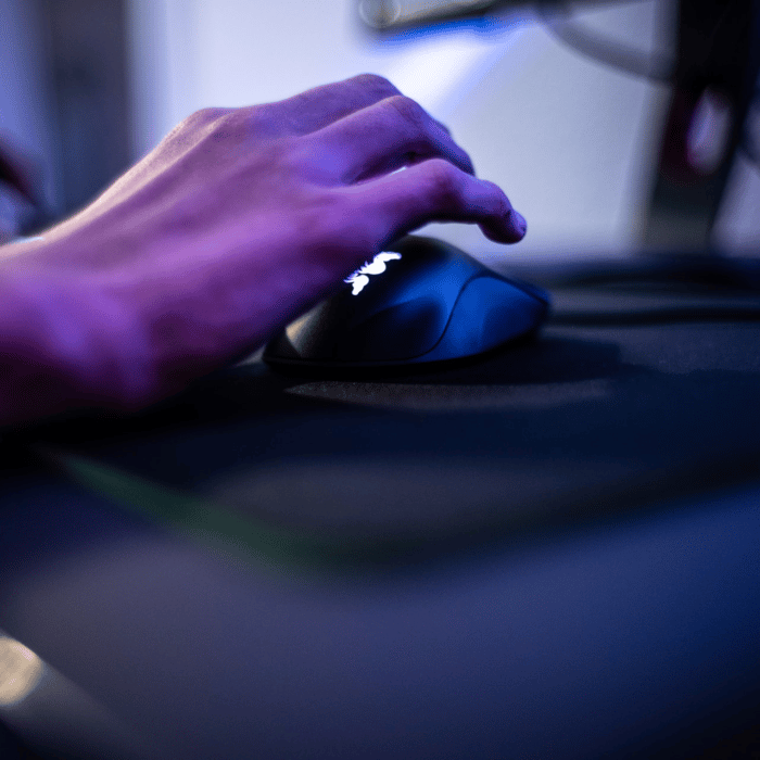 guy hand on a computer mouse